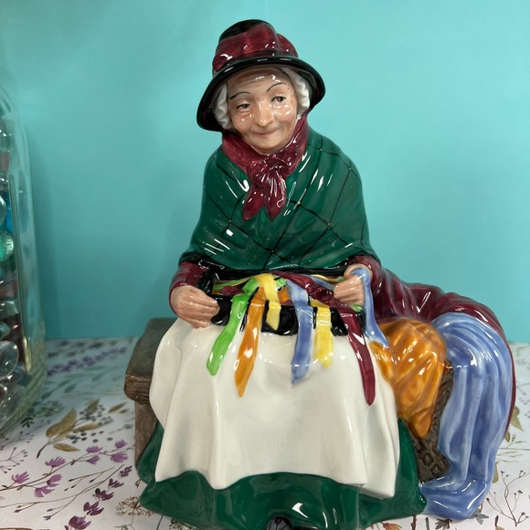 Royal Doulton ''Silk and Ribbons”Signed By Leslie H, Figurine HN2017 England 6”H - Picture 1 of 16